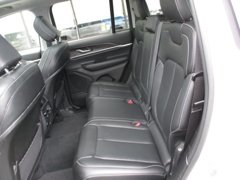 Used 2023 Jeep Grand Cherokee Limited w/ Black Appearance Package image 11