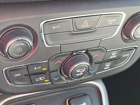 Used 2018 Jeep Compass Latitude w/ Popular Equipment Group FWD image 14