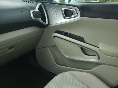 Used 2025 Kia Soul LX w/ LX Technology Package FWD image 18
