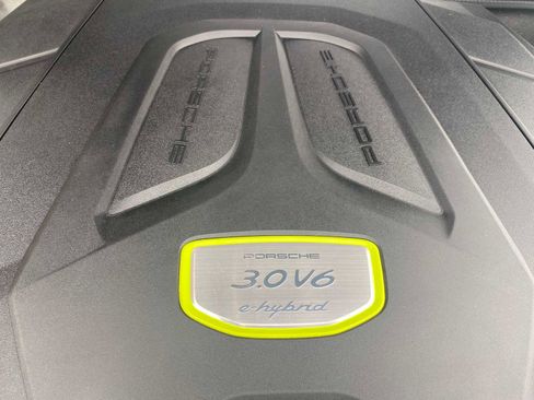 Used 2023 Porsche Cayenne Platinum Edition AWD/4WD image 6