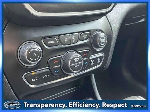 Used 2022 Jeep Cherokee Trailhawk image 29