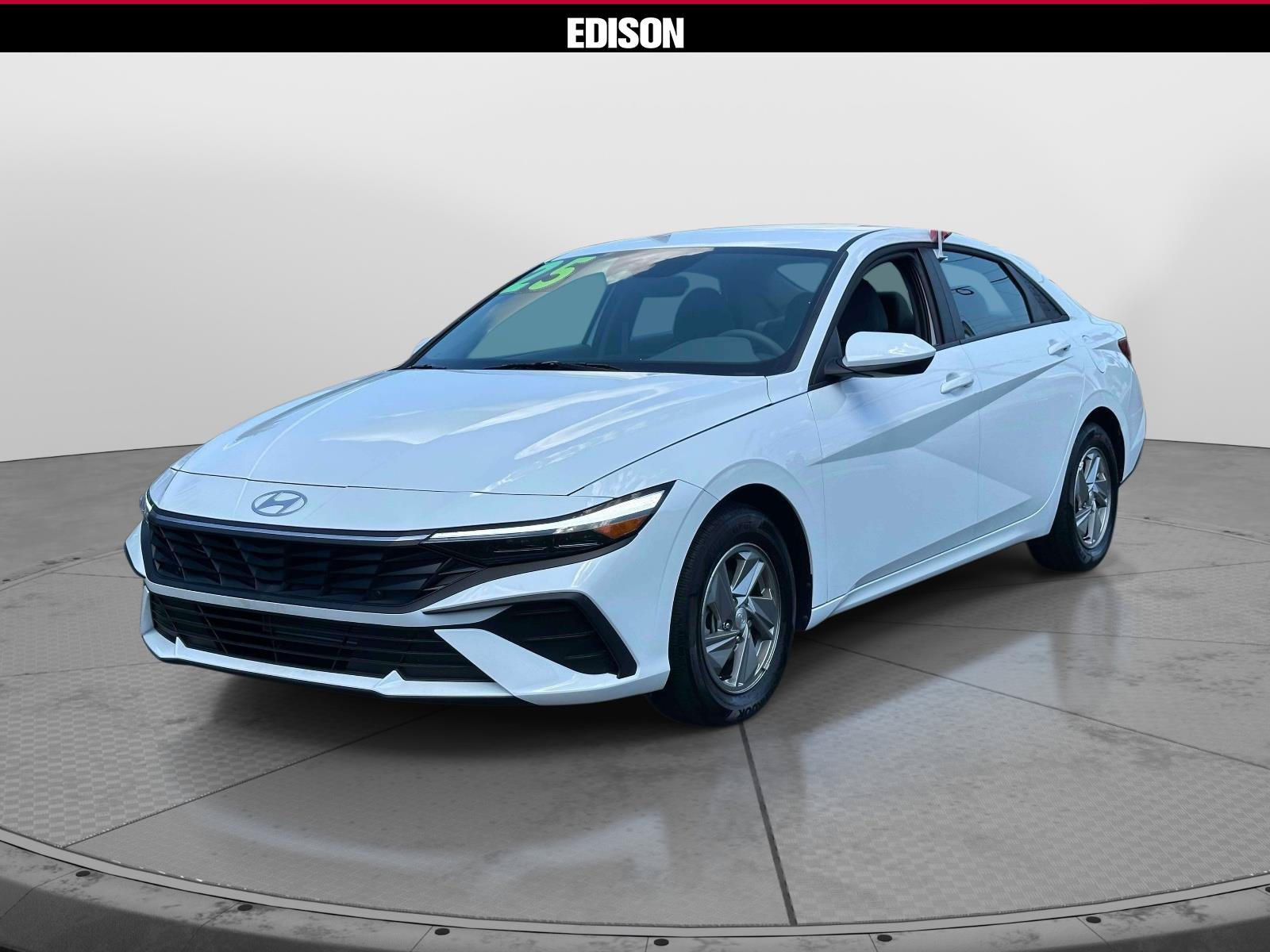 Used 2025 Hyundai Elantra SE FWD image 2