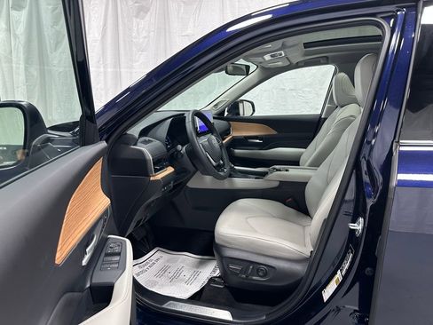 Used 2025 Toyota Grand Highlander AWD image 10