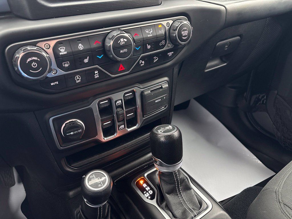 Used 2018 Jeep Wrangler Unlimited Sahara AWD/4WD image 29