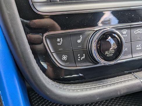 Used 2020 Bentley Bentayga Design Series AWD/4WD image 29