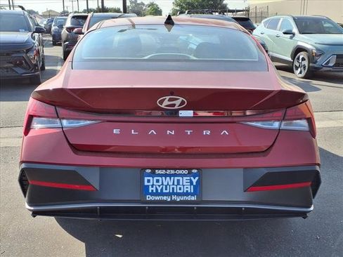 Used 2025 Hyundai Elantra SEL image 4