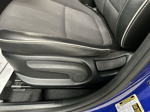 Used 2023 Hyundai Venue Limited FWD image 10