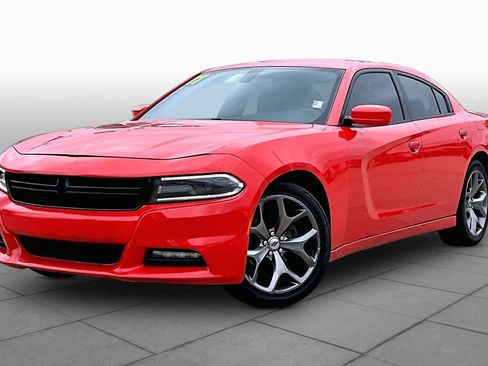 Used 2017 Dodge Charger SXT w/ Plus Group image 2