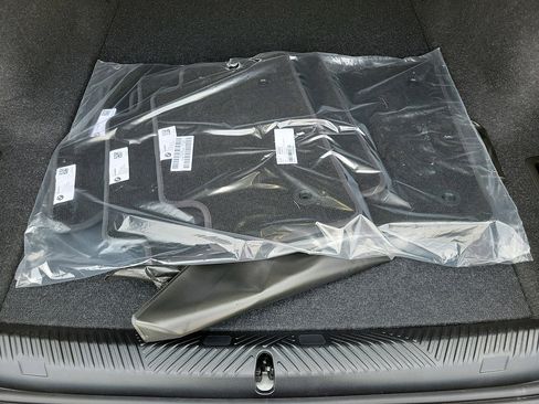 New 2026 BMW i5 eDrive40 w/ Convenience Package RWD image 9