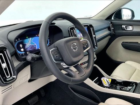 Used 2023 Volvo XC40 B5 Plus w/ Protection Package Premier image 18