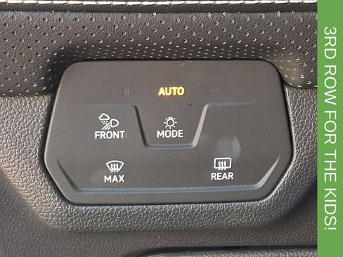 Used 2025 Volkswagen Atlas SE AWD/4WD image 27