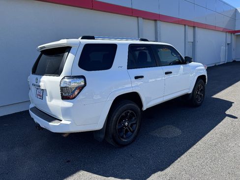 Used 2022 Toyota 4Runner SR5 Premium w/ Moonroof Package AWD/4WD image 5