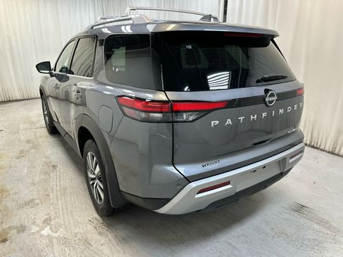 New 2025 Nissan Pathfinder SL image 2