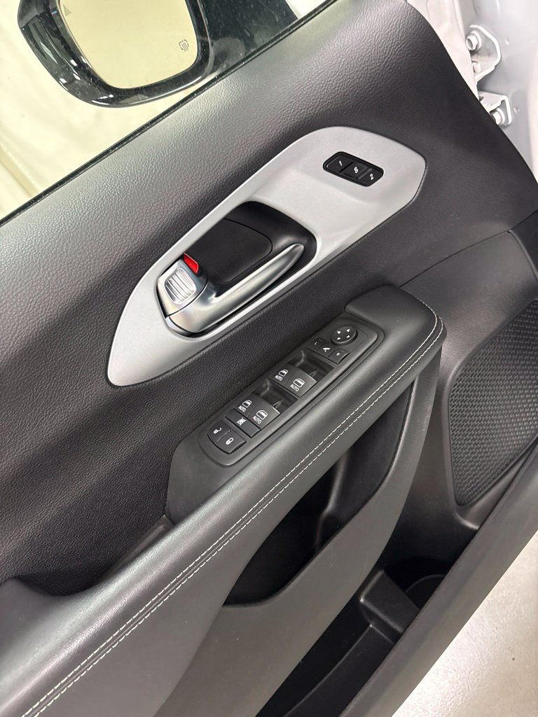 Used 2025 Chrysler Pacifica Limited FWD image 17