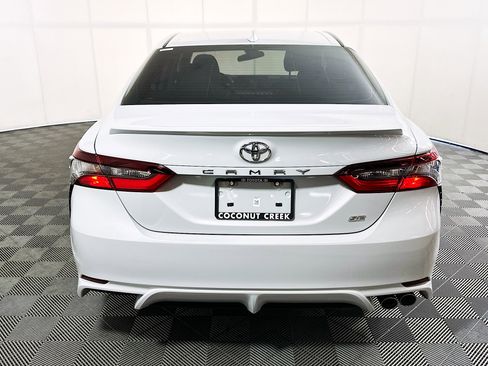 Used 2022 Toyota Camry SE FWD image 4