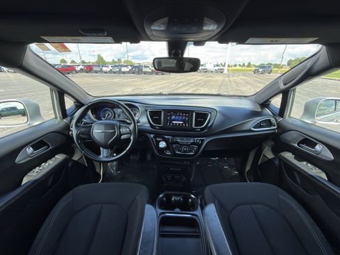 Used 2018 Chrysler Pacifica Touring Plus w/ S Appearance Package FWD image 10