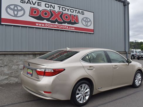 Used 2014 Lexus ES 300h w/ Luxury Package w/Bamboo Trim FWD image 5