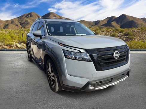 Used 2024 Nissan Pathfinder Platinum w/ Lighting Package (N93) AWD/4WD image 3