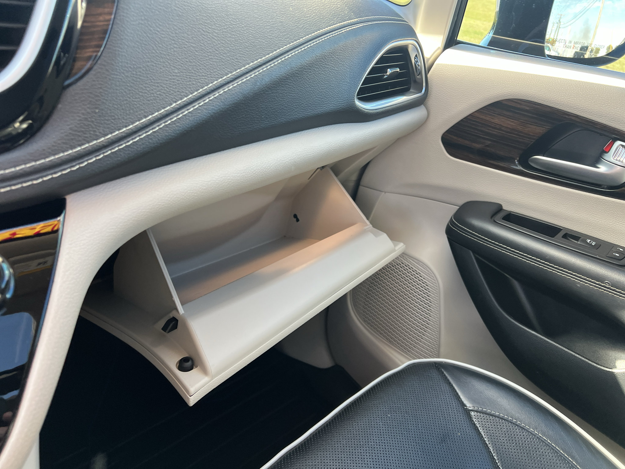 Used 2023 Chrysler Pacifica Limited FWD image 35