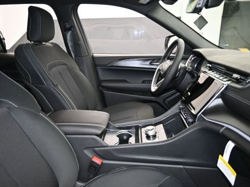 Used 2025 Jeep Grand Cherokee Laredo image 41