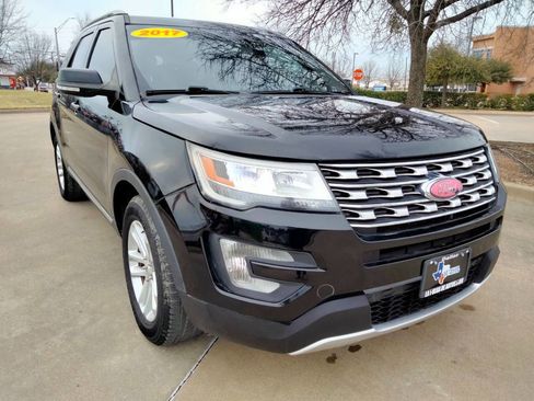 Used 2017 Ford Explorer XLT w/ Equipment Group 201A image 3
