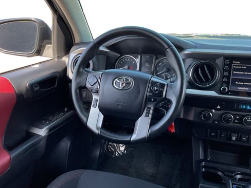 Used 2021 Toyota Tacoma SR5 AWD/4WD image 11