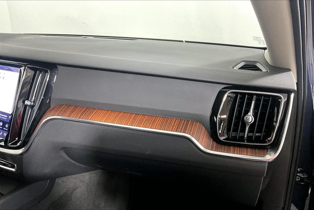 Used 2025 Volvo V60 B5 Cross Country Plus AWD/4WD image 16
