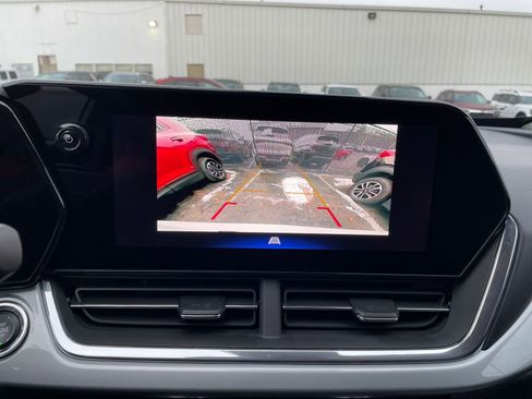 Used 2025 Chevrolet Trax LT w/ LT Convenience Package image 17