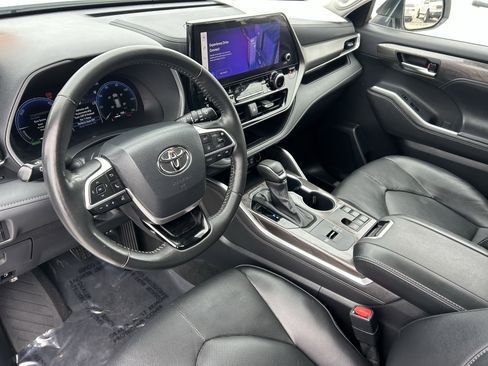 Used 2024 Toyota Highlander Limited AWD/4WD image 28