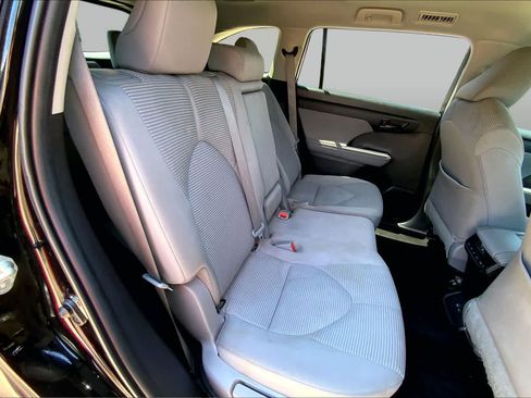 Used 2023 Toyota Highlander LE FWD image 19
