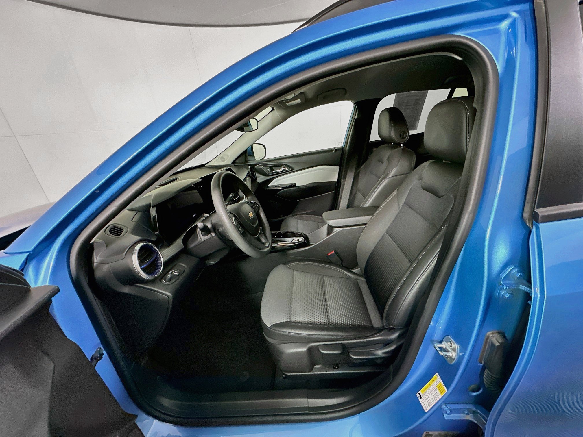 Used 2025 Chevrolet Trax LT FWD image 13