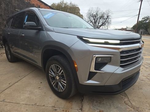 Certified 2025 Chevrolet Traverse LT image 3