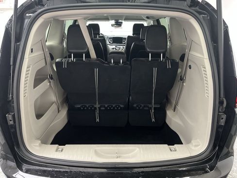 Used 2023 Chrysler Pacifica Touring-L FWD image 29