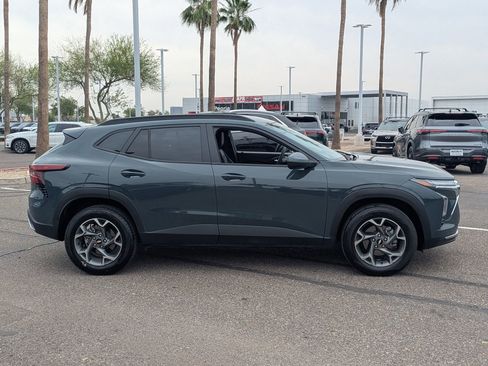 Used 2025 Chevrolet Trax LT FWD image 7