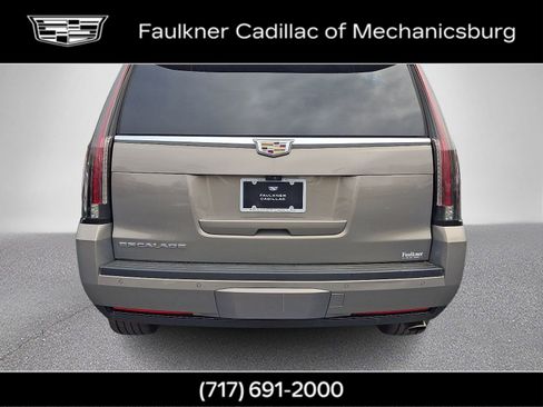 Used 2018 Cadillac Escalade Luxury AWD/4WD image 9