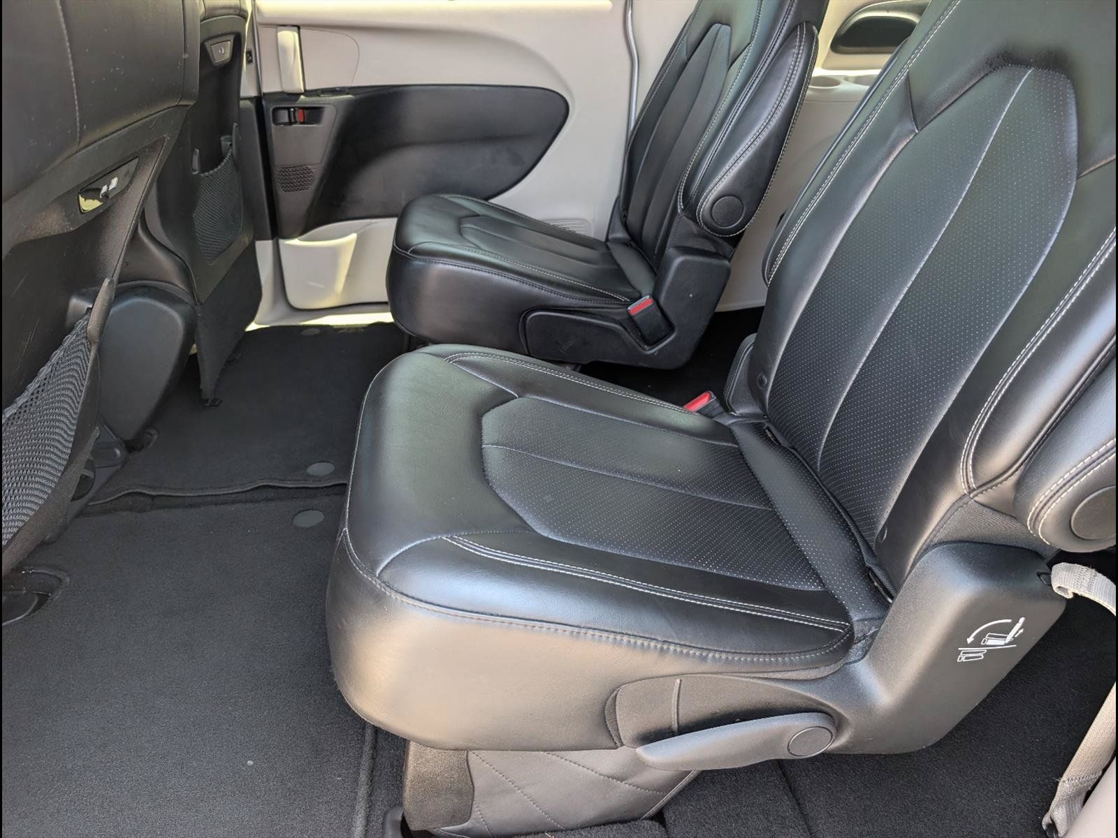 Used 2024 Chrysler Pacifica Touring-L FWD image 12