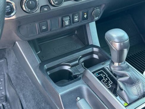 Used 2019 Toyota Tacoma TRD Sport AWD/4WD image 25
