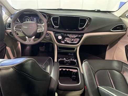 Used 2024 Chrysler Pacifica Limited image 26