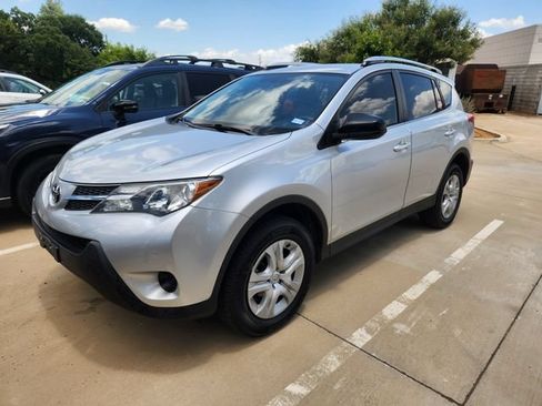 Used 2015 Toyota RAV4 LE FWD image 2