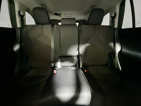 Used 2023 Toyota Highlander LE FWD image 33