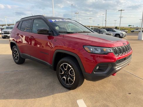 Used 2025 Jeep Compass Trailhawk AWD/4WD image 5