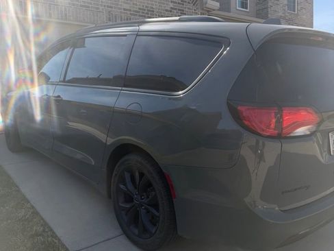 Used 2020 Chrysler Pacifica Limited w/ Quick Order Package 27H Red S image 3