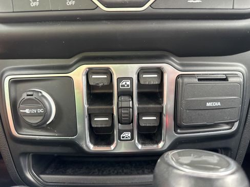 Used 2022 Jeep Wrangler Unlimited Sahara AWD/4WD image 37