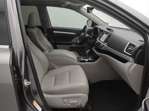 Used 2019 Toyota Highlander XLE FWD image 21