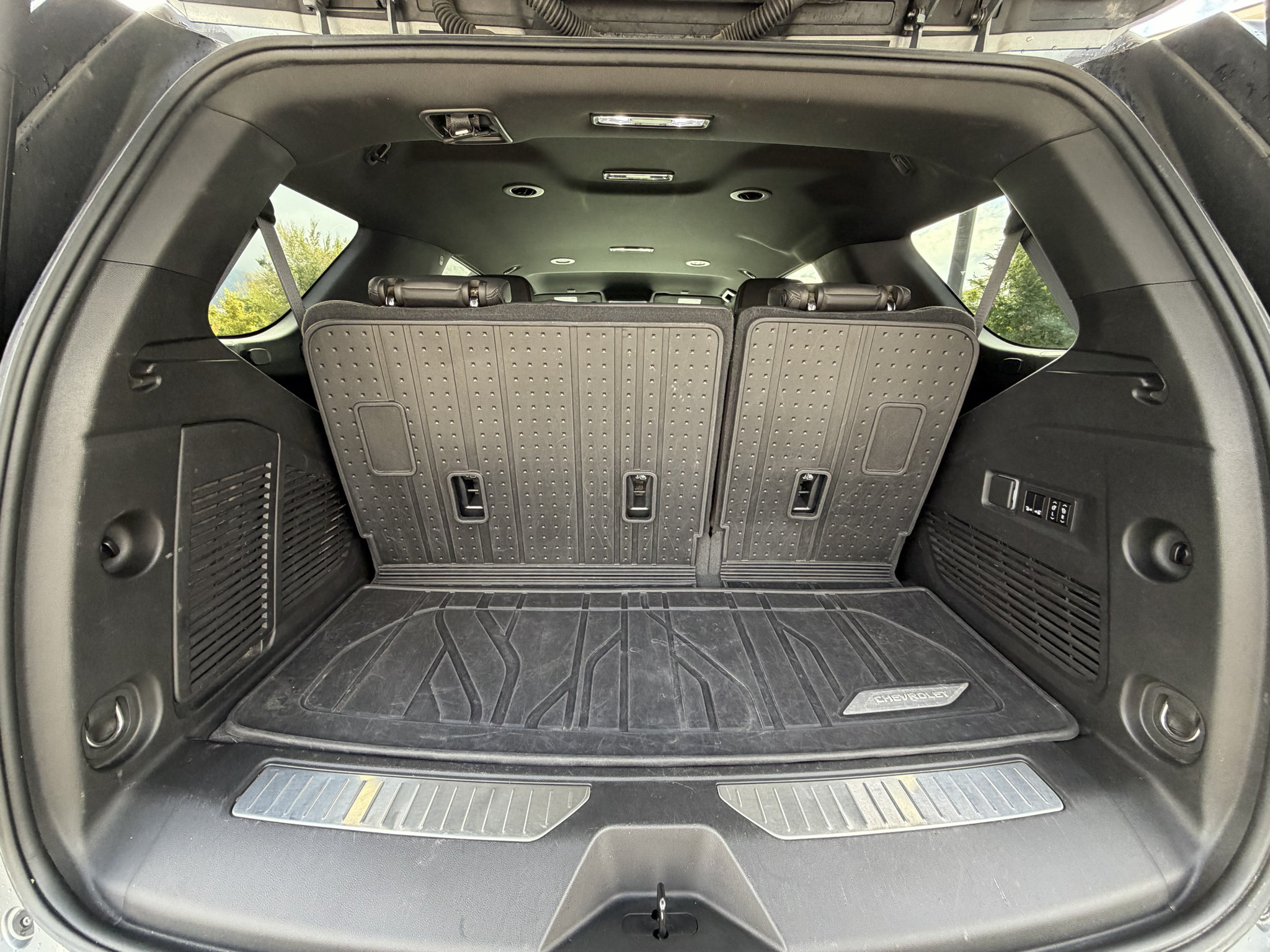 Used 2023 Chevrolet Tahoe Z71 w/ Z71 Off-Road Package AWD/4WD image 15