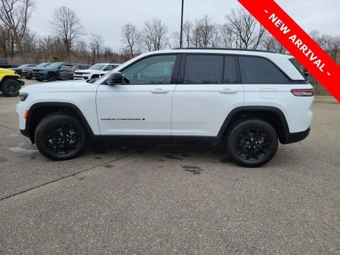 Used 2025 Jeep Grand Cherokee Altitude image 6
