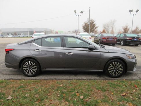 Used 2024 Nissan Altima 2.5 SV image 6