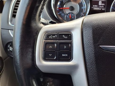 Used 2014 Chrysler Town & Country Touring FWD image 15
