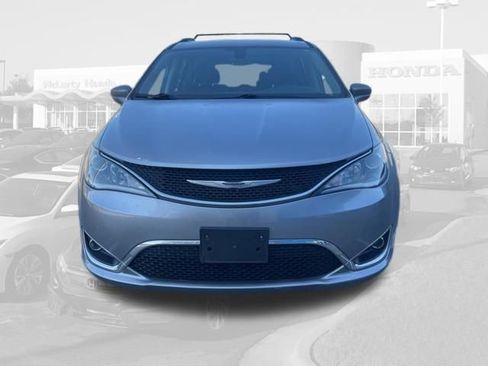 Used 2019 Chrysler Pacifica Touring-L image 11