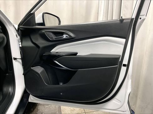 Used 2025 Chevrolet Trax LT w/ LT Convenience Package image 12